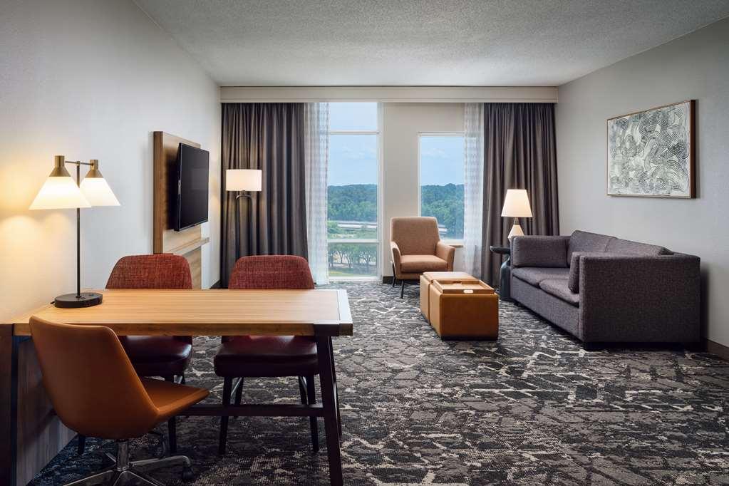 Embassy Suites By Hilton Hampton Convention Center Room photo